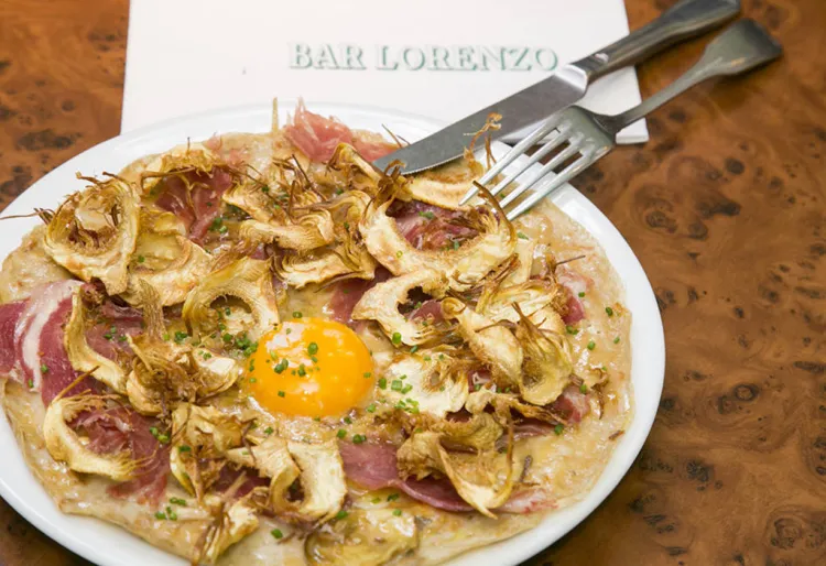 Truita oberta de xips de carxofa, pernil ibèric i gemma fumada al romaní