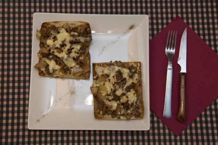 Coca de ceps, butifarra, piñones y queso de maó
