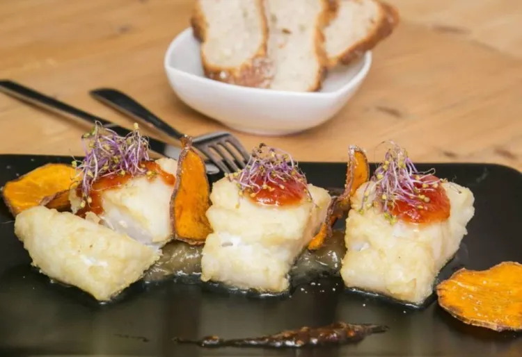 Daus de bacallà amb ceba caramel·litzada i melmelada de tomàquet