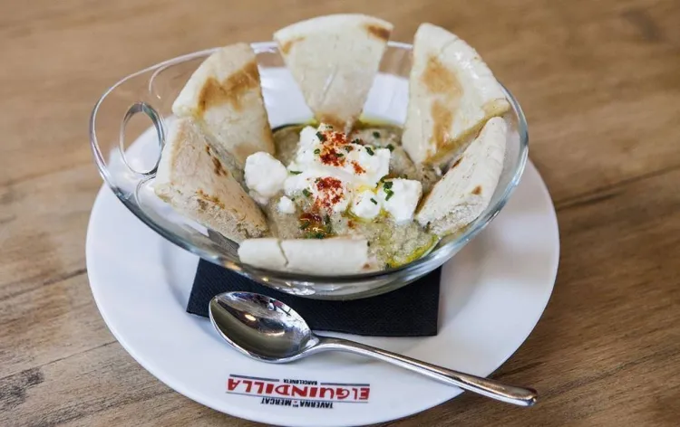 'Hummus' d'albergínies amb formatge feta i pa de pita