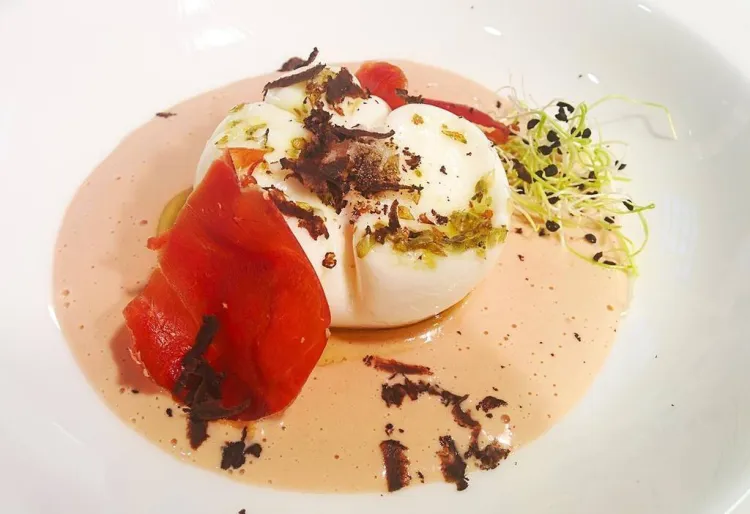 Ous a baixa temperatura amb salsa de foie, pernil i trufa