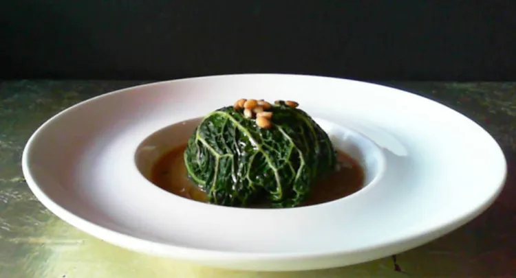 Col de pell de galàpet farcida de moniato, bolets i calamars