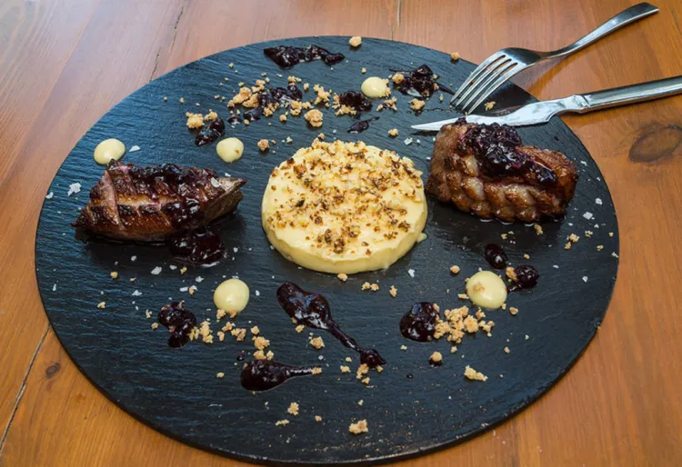 Magret d'ànec amb crumble de poma i reducció de Priorat