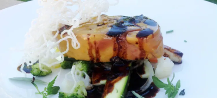 Foie amb verdures en escabetx i gel de cervesa negra