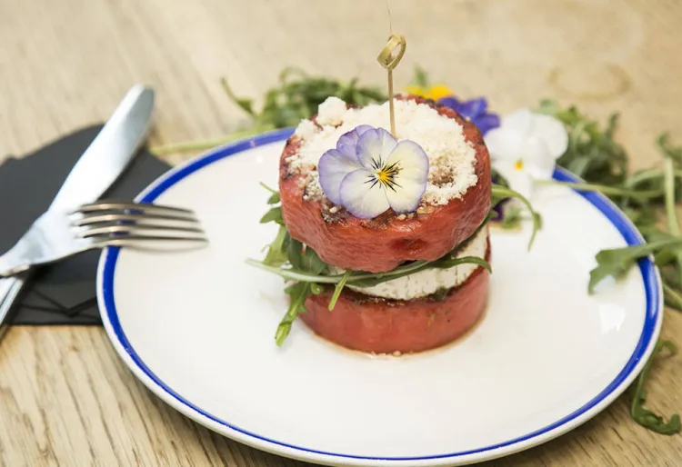 Síndria a la graella amb formatge de cabra i salsa sweet mint 