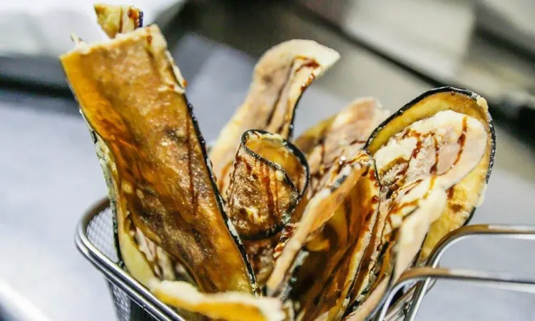 Chips de berenjenas fritas con un toque de miel de caña