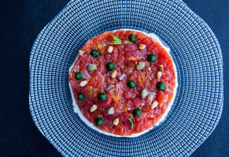 Tartar de tomate ahumado con queso Idiazabal y menta