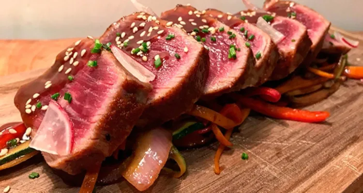 Tataki de vedella de Menorca amb verdures saltejades