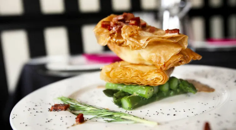 Ous cruixents sobre castell d'espàrrecs verds