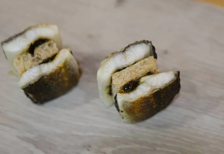 'Xapadillo' d’anguila amb alga nori i gingebre