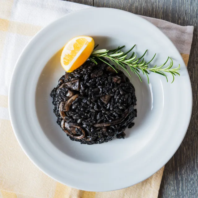 Arroz negro con alcachofa y chipirón