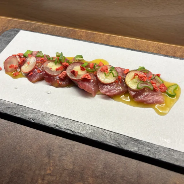 Sashimi de bonito con vinagreta de jalapeños