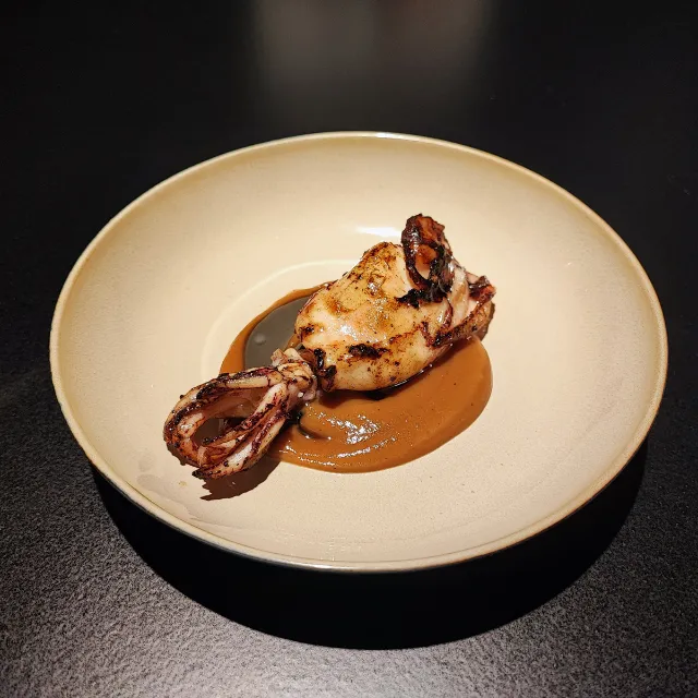 Receta de chipirón con salsa de cebolla pochada y miso