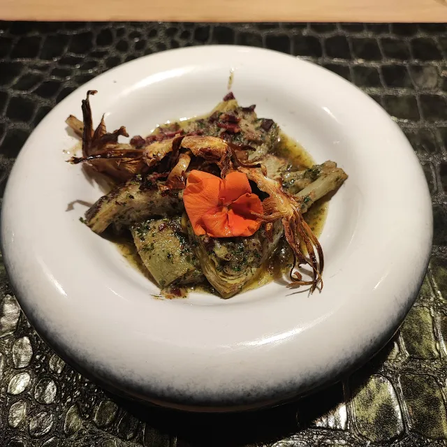 Alcachofas salteadas con bondiola y sus chips