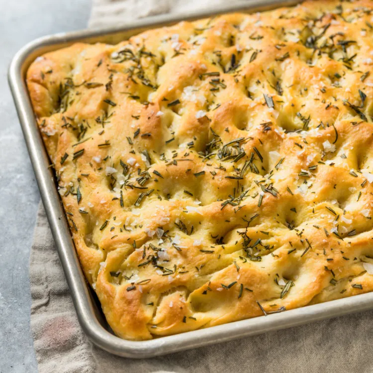 Focaccia casera con sal marina y romero