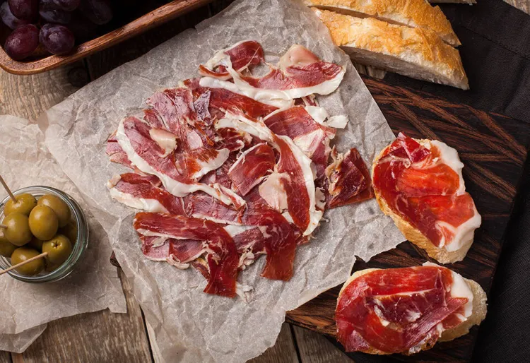 Cómo elegir un buen jamón serrano y cortarlo como un profesional