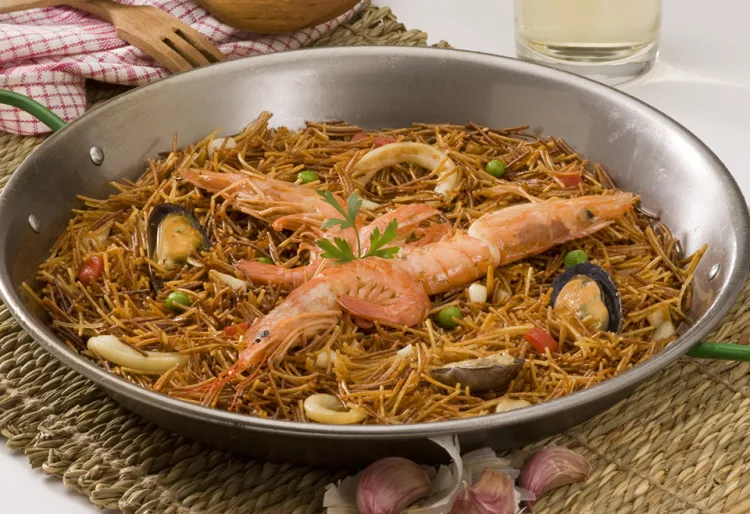 Fideuà: trucs per cuinar-la i 4 receptes fàcils i súper apetitoses