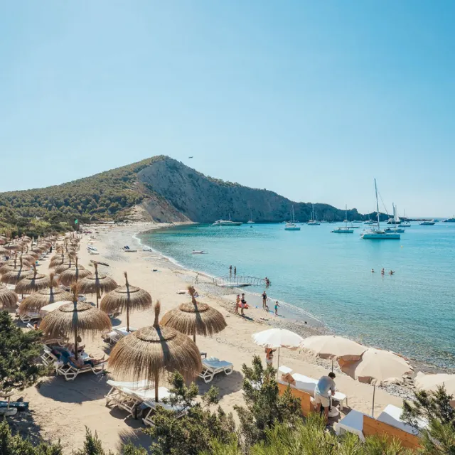 Restaurantes donde comer con los pies en la arena (o casi) en Baleares