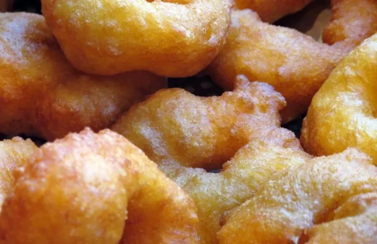 Bunyols de vent de València, una tradició vinculada a les Falles