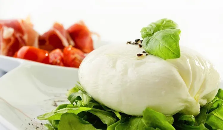Burrata, el formatge vellutat cosí germà de la mozzarella