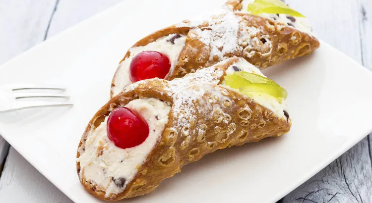 Cannoli, les postres sicilianes farcides de ricotta i fruita confitada