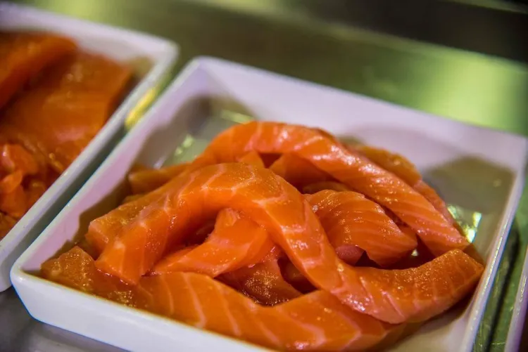 Com tallar el salmó marinat