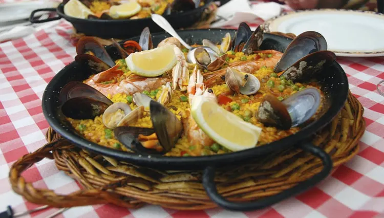 Quan la paella és paella i quan és arròs amb coses?