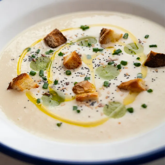 Descubre el ajoblanco: origen, tradición y cómo preparar esta deliciosa sopa fría malagueña 