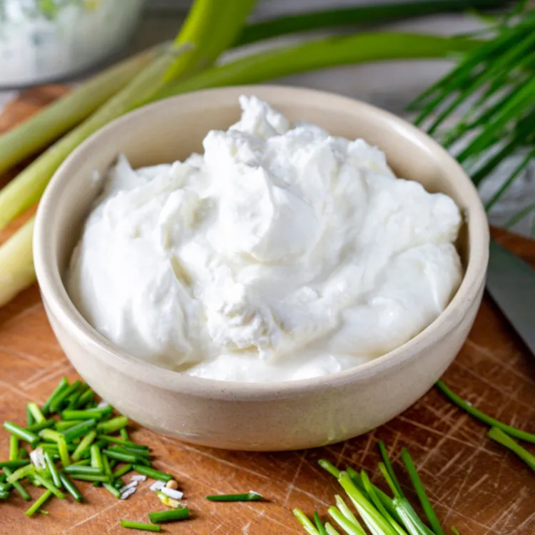 Crema agria fácil: lista en minutos con solo 3 pasos y recetas para incorporarla