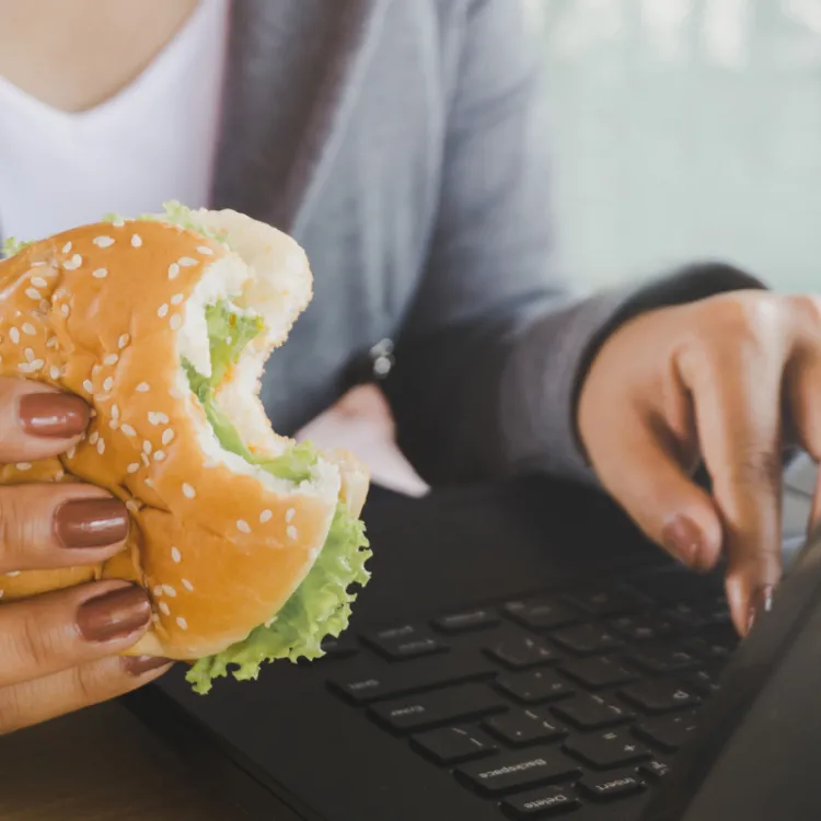 Estrés y comida: cómo el cortisol cambia tu apetito