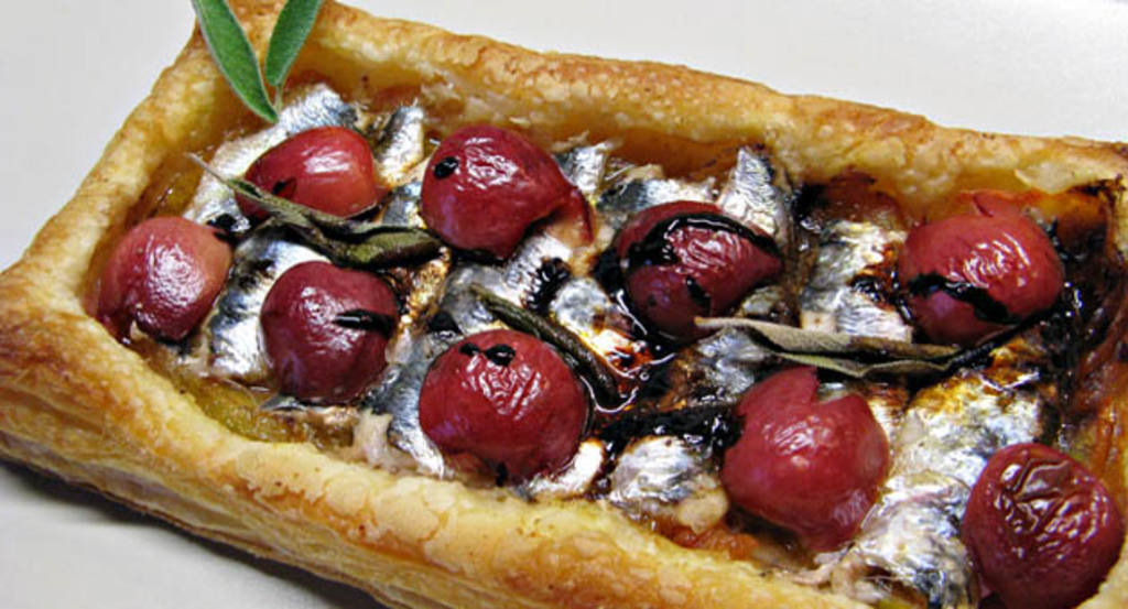 coca de sardinas y cerezas