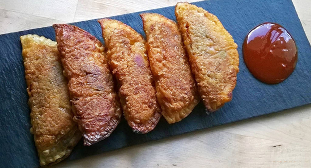 Empananillas de caballa con pisto agridulce picante