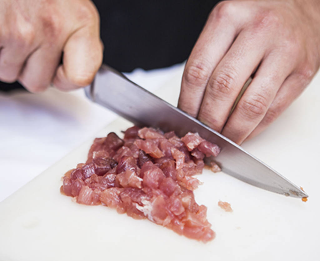 Cortamos los pescados a trozos muy pequeños, a cuchillo, y los colocamos en un recipiente para ir añadiendo soja y aceite de oliva al gusto.