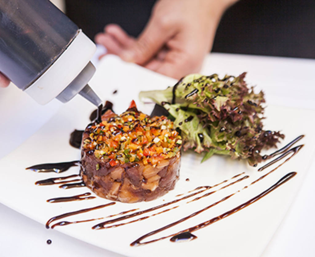 Presentamos el tartar con la vinagreta de verduras y acompañándolo con unas tostadas o con ensalada.