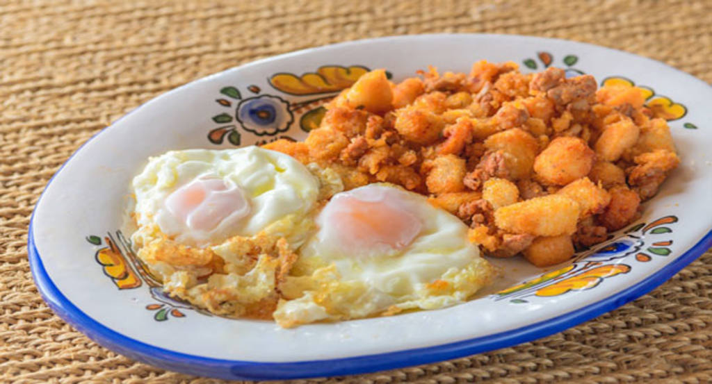 Huevos con migas y chorizo del restaurante Mesón de Fuencarral (Madrid)