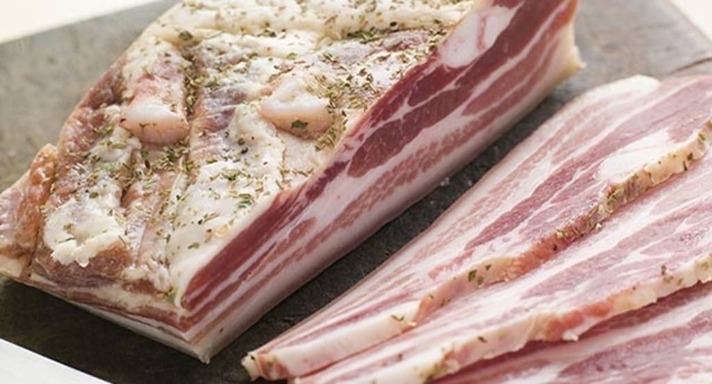 Tabla de cortar de fondo transparente de carne de panceta de cerdo