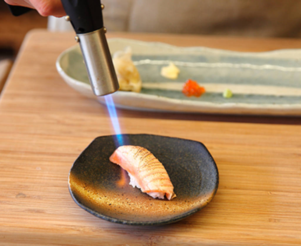 Nigiri de salmón braseado by Nozomi Sushi Bar | Gastronosfera